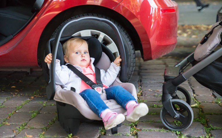 Najveći broj smrti djece u dječjim autosjedalicama događa se izvan vozila